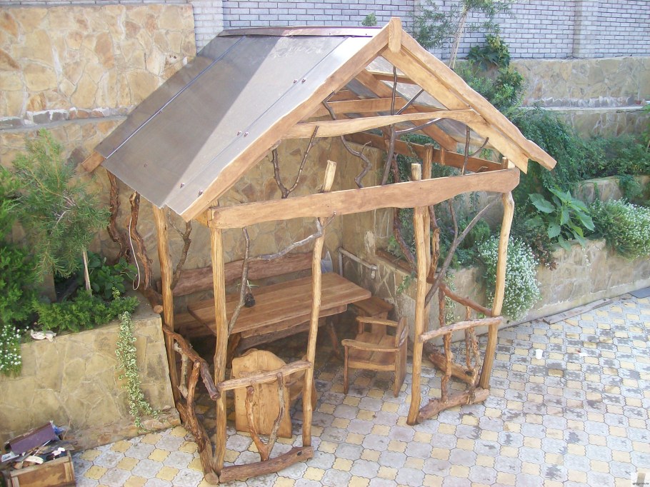 Беседка из подручных материалов