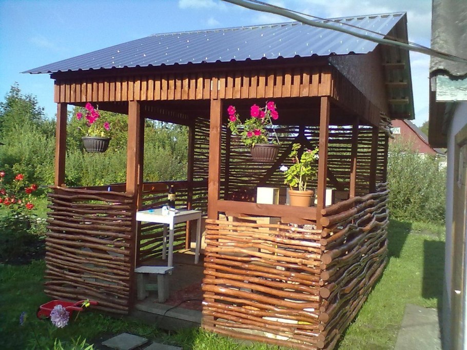 Беседка из подручных материалов