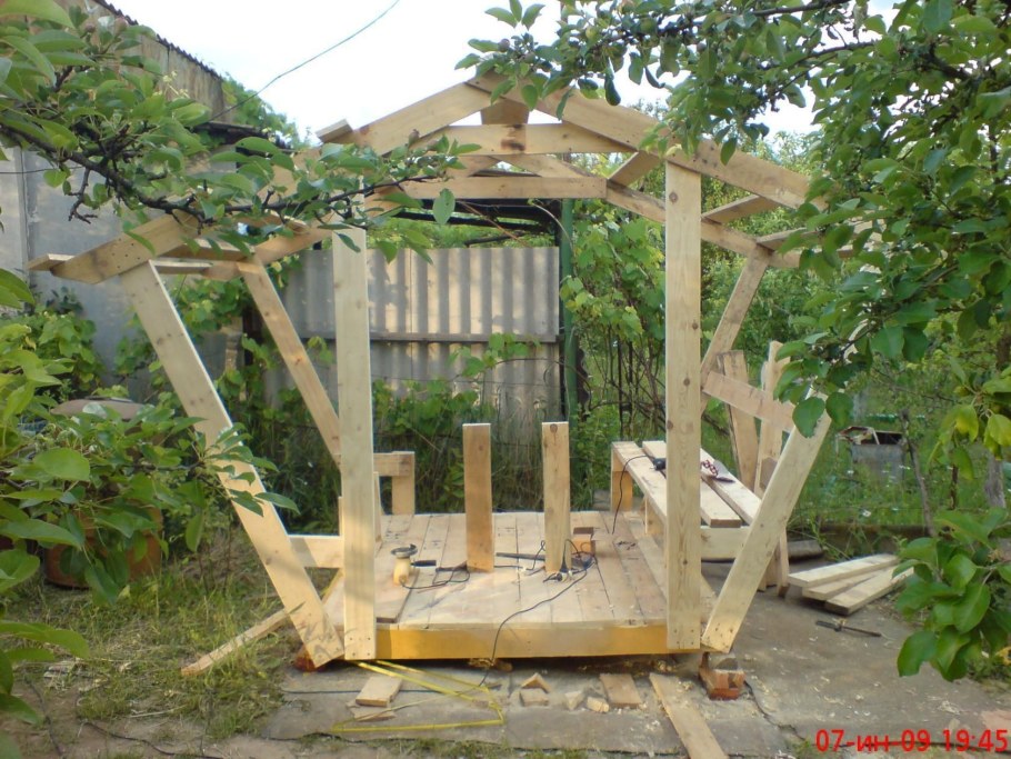 Навес из стволов деревьев