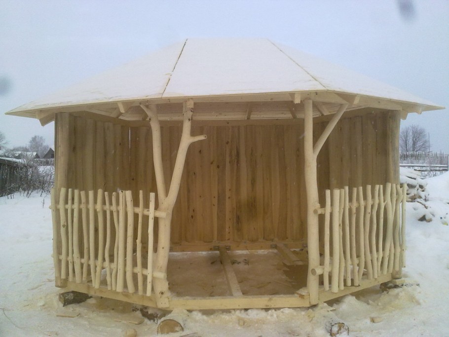 Беседка из подручных материалов