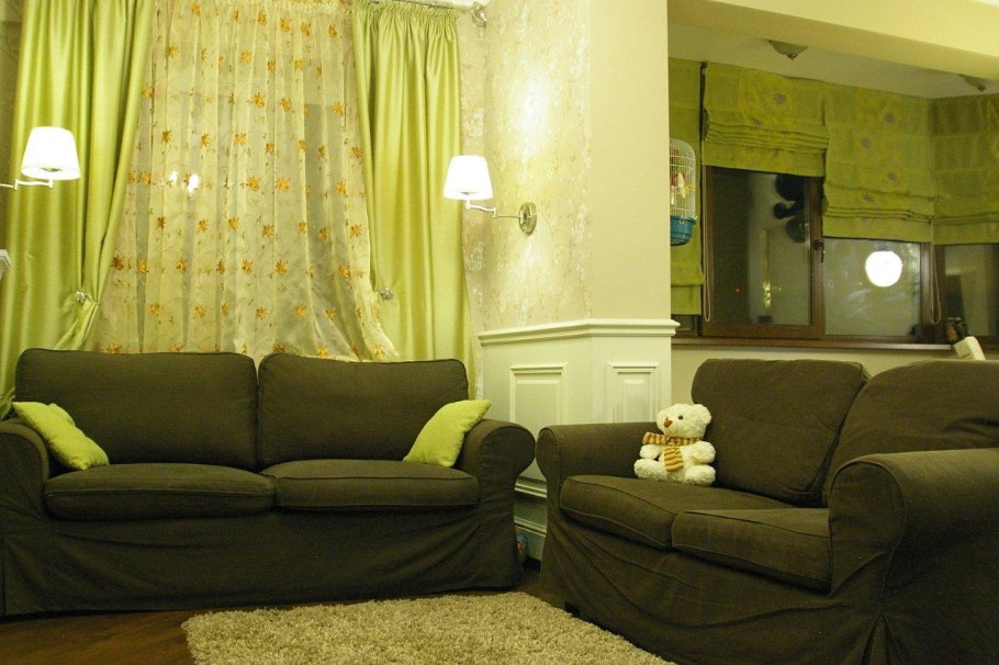 Шторы светлого оливкового цвета в интерьере гостиной