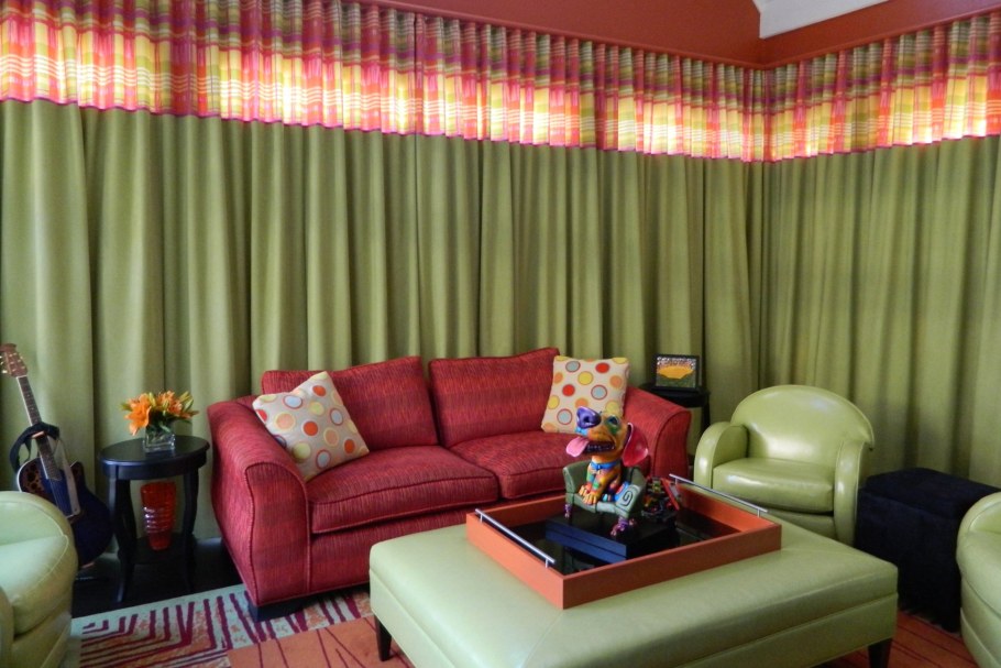 Шторы зеленые с красным