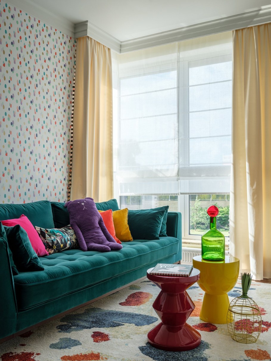 Яркий диван в интерьере