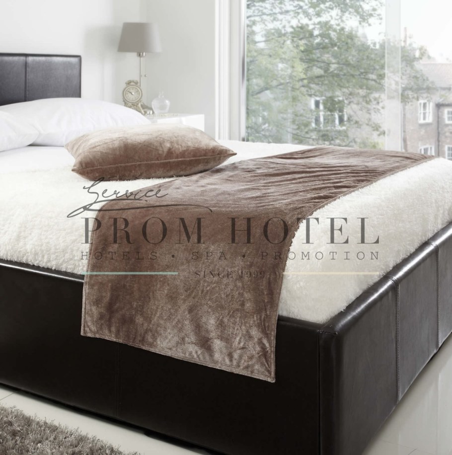 Саше на кровать в гостинице