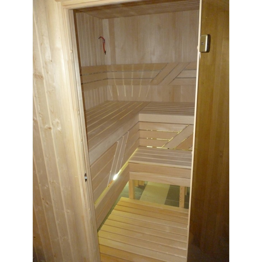 Маленькая баня на даче