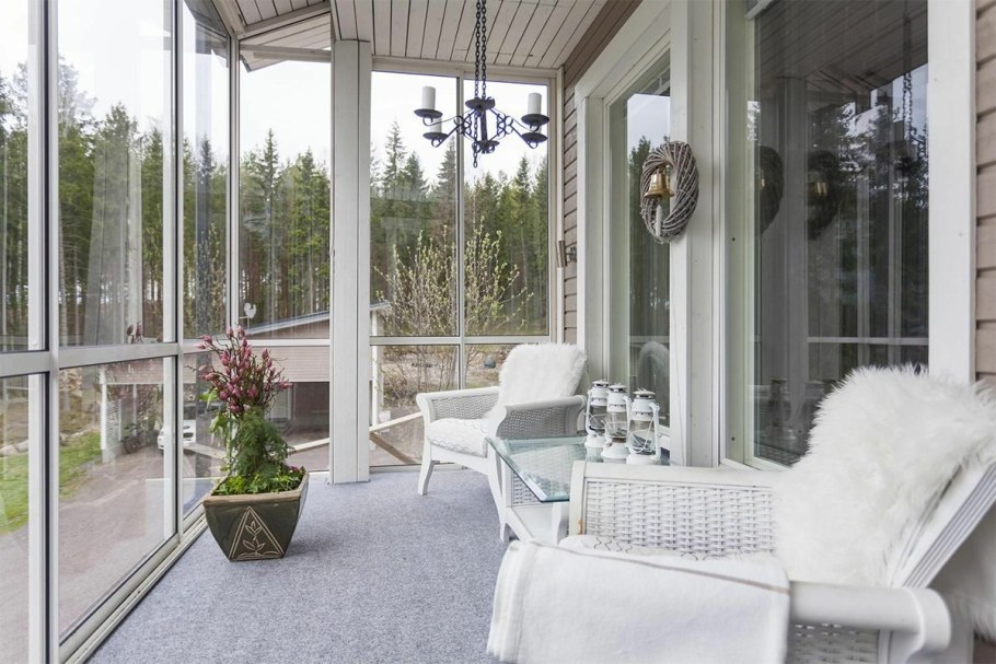 Дом с панорамными окнами и террасой