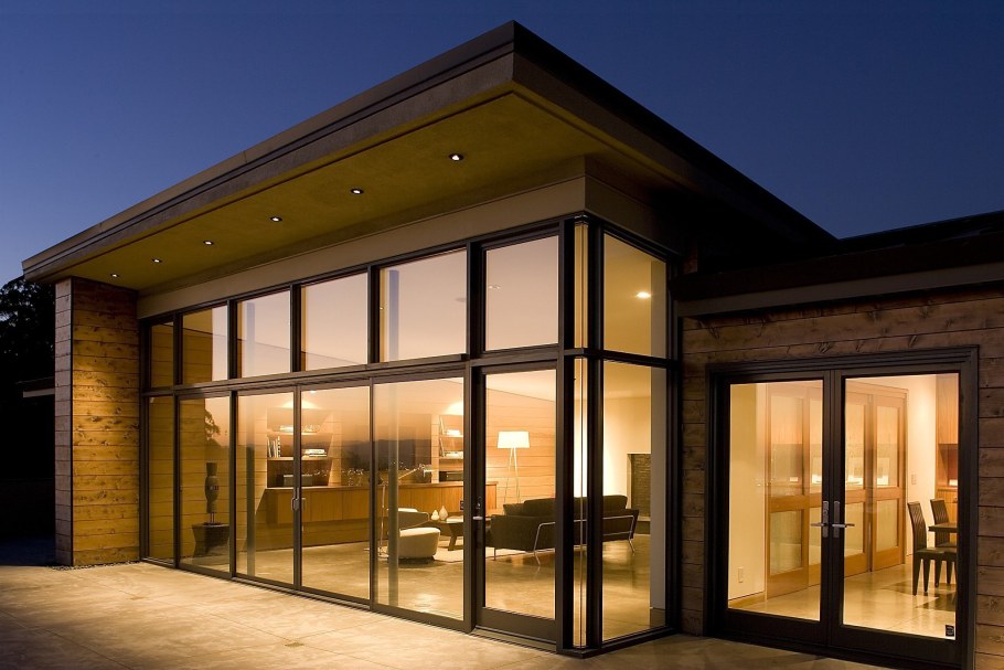 Деревянный дом с витражными окнами