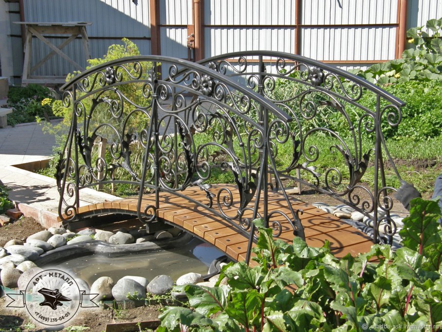 Кованый мостик для сада