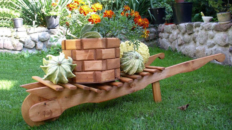 Фигурки из бревна для сада