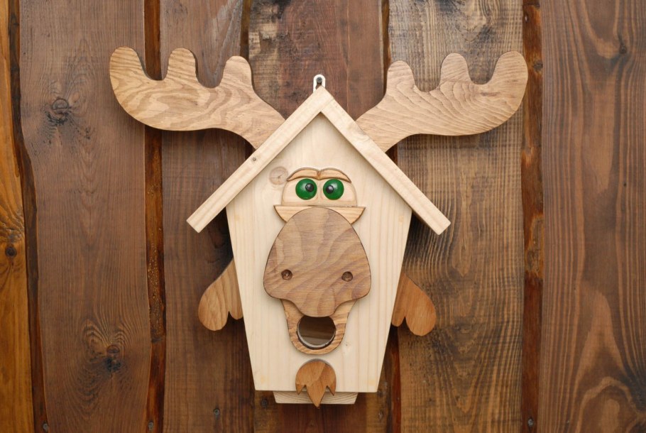 Клумба паровозик из бревен