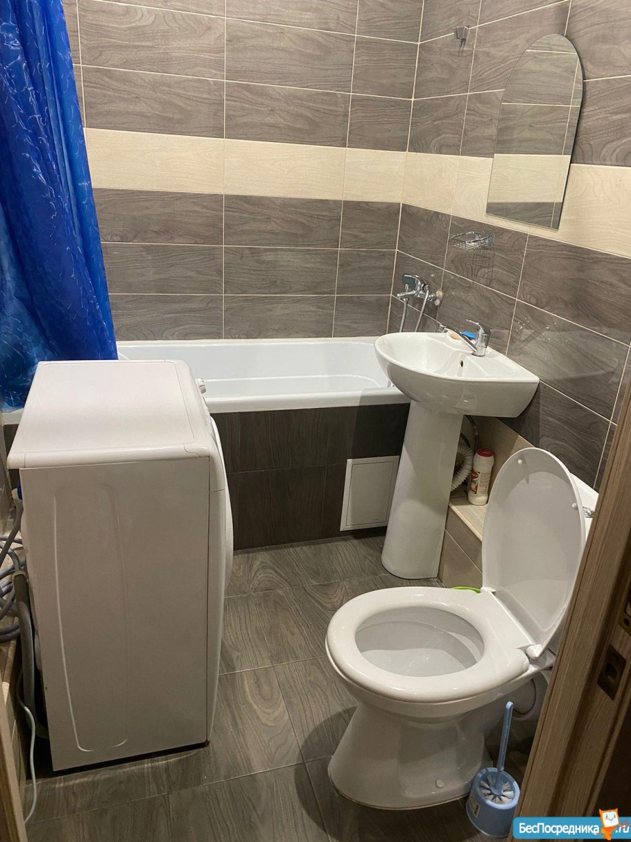 Человек красит стену