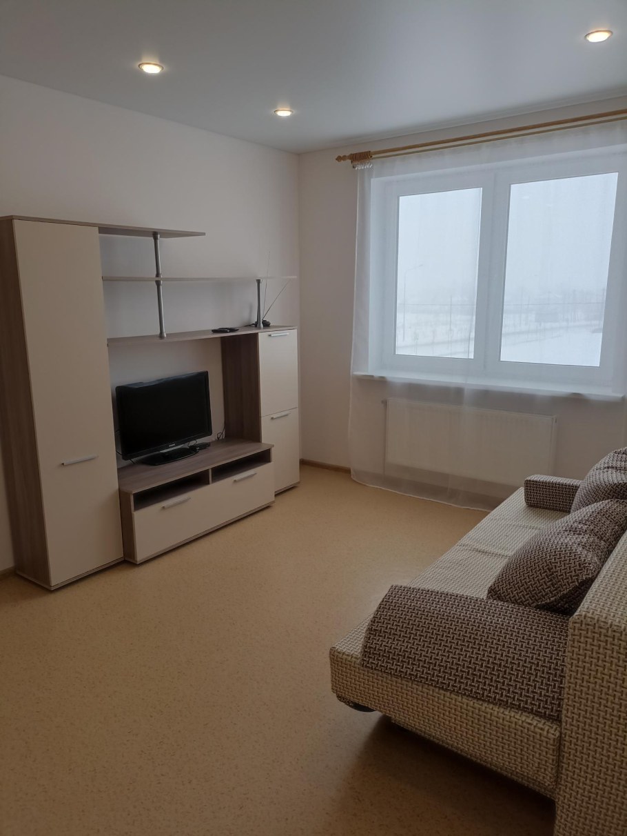 Парень и девушка делают ремонт в квартире