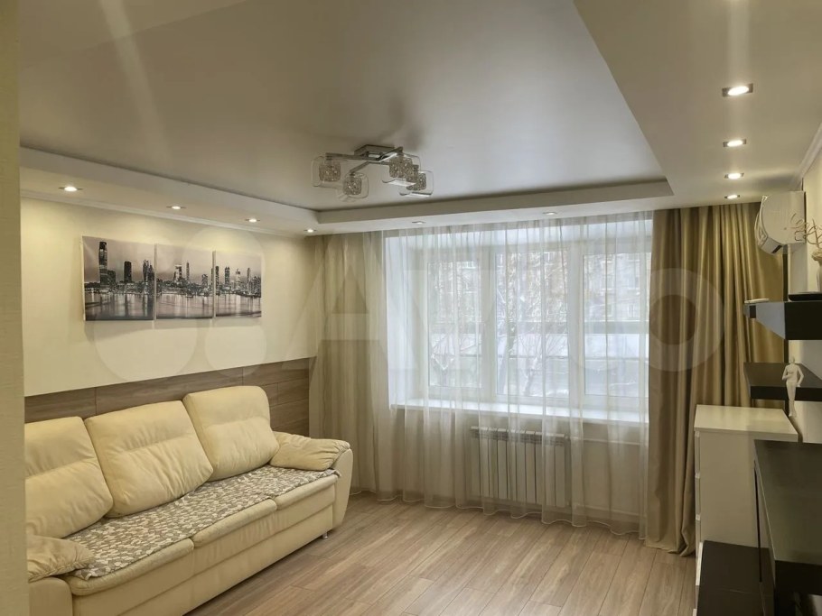 Девушка делает ремонт