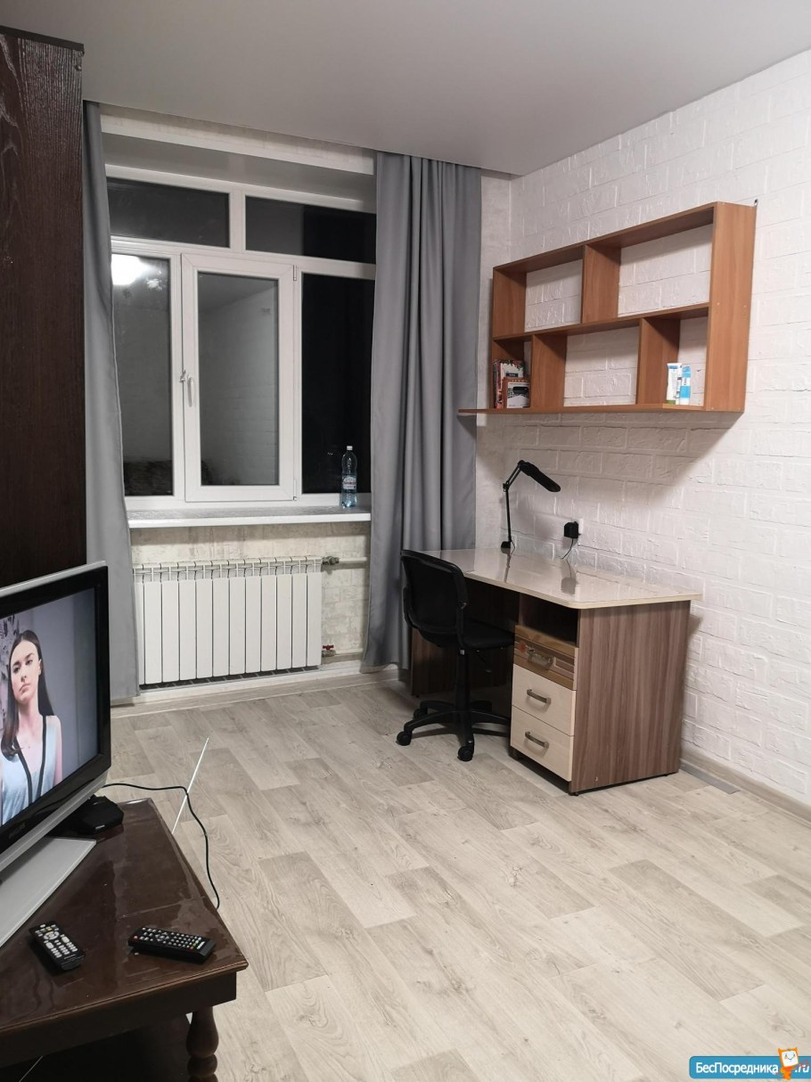 Молодая пара в квартире