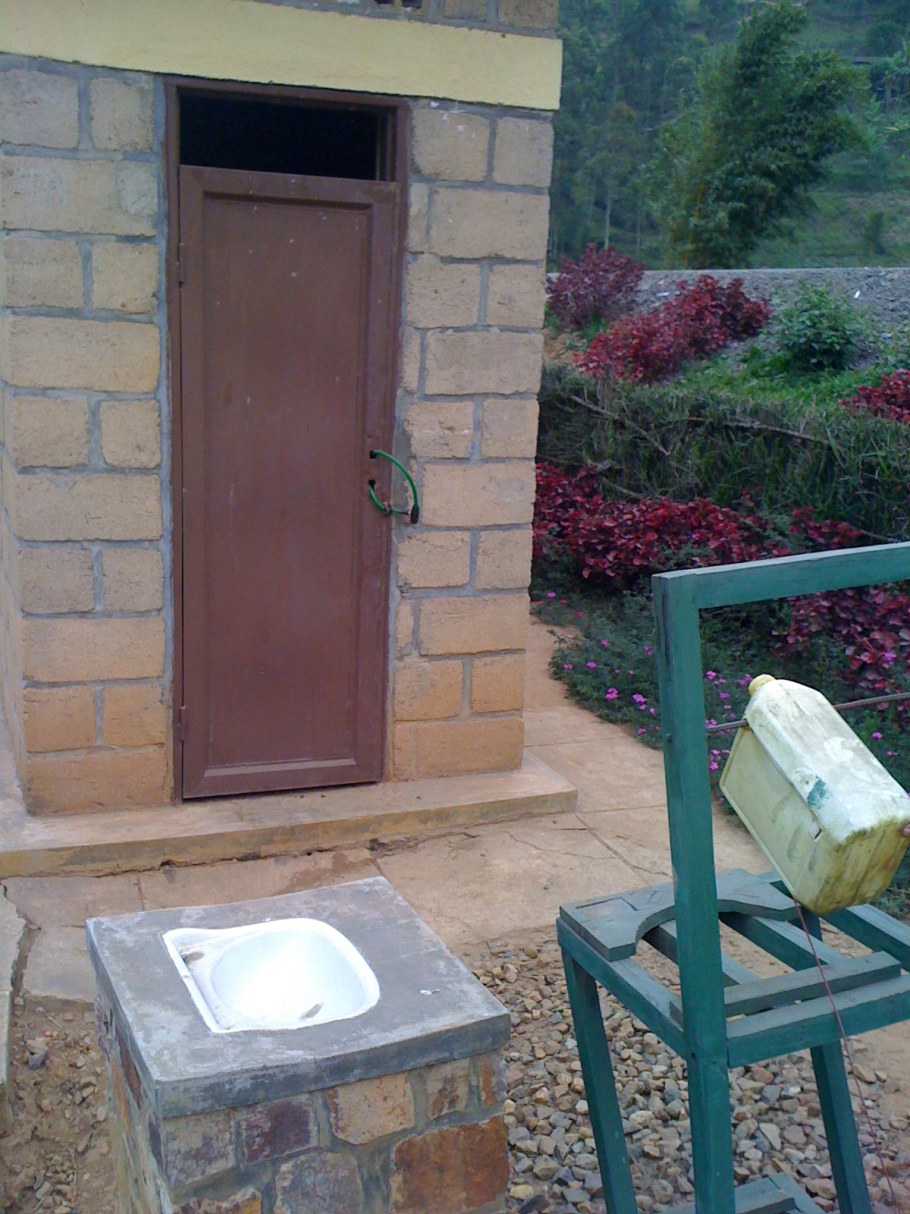 Кирпичный уличный туалет