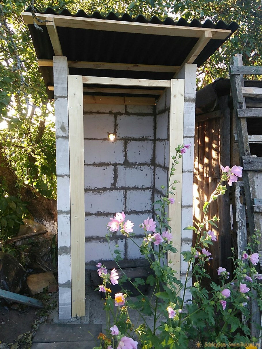 Кирпичный туалет на даче