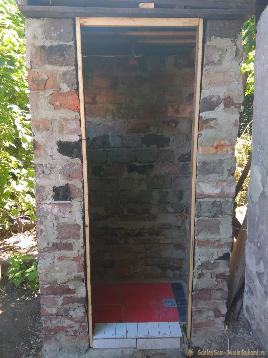 Кирпичный уличный туалет