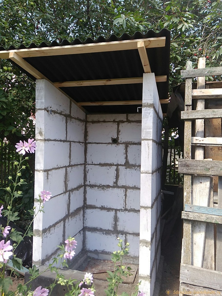 Туалет из кирпича на даче