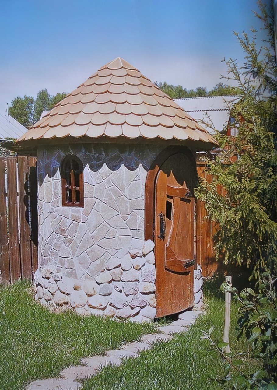 Красивый туалет на даче