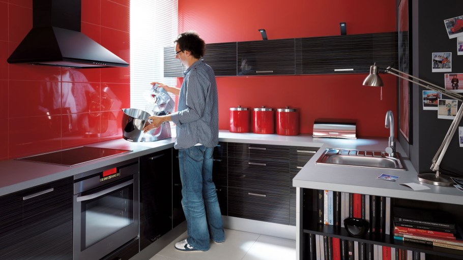 Красная кухня в интерьере