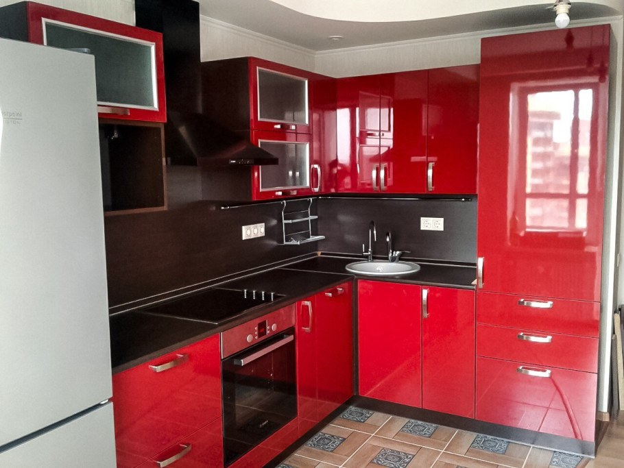 Кухня черно красная угловая