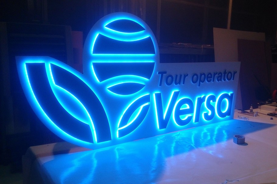 Объемный логотип с подсветкой