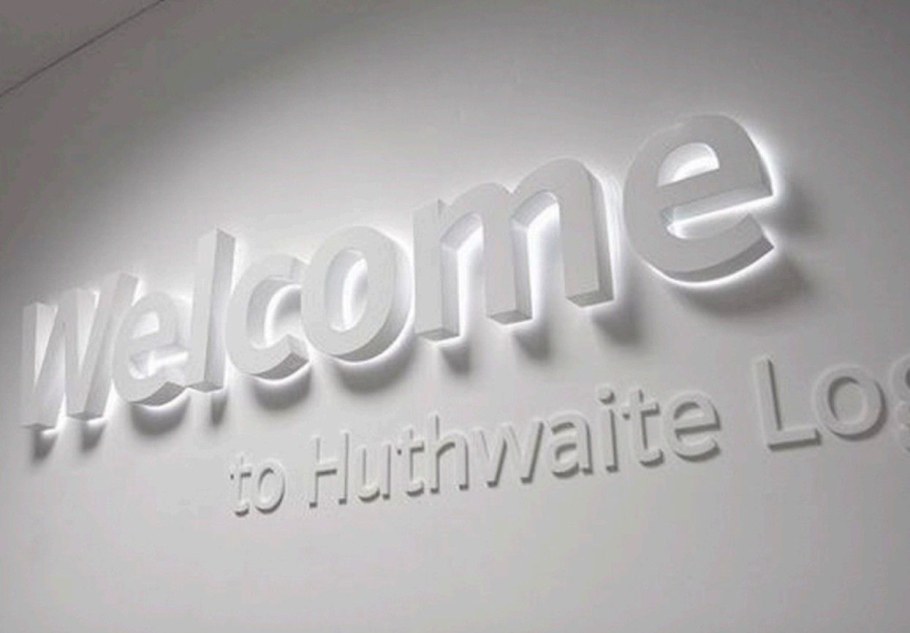 Вывеска белые буквы