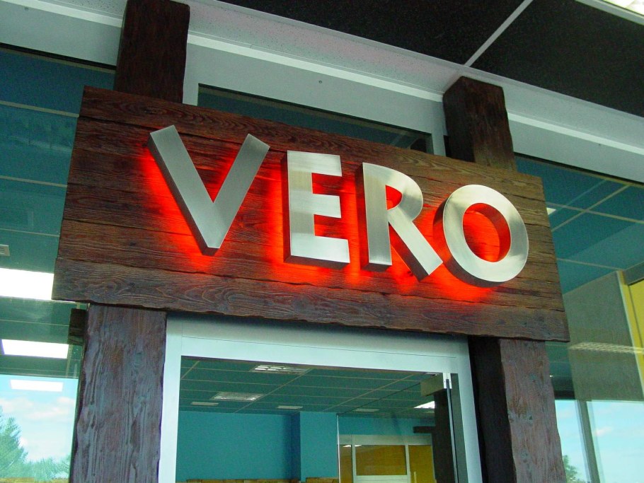 Вывески с подсветкой красные буквы