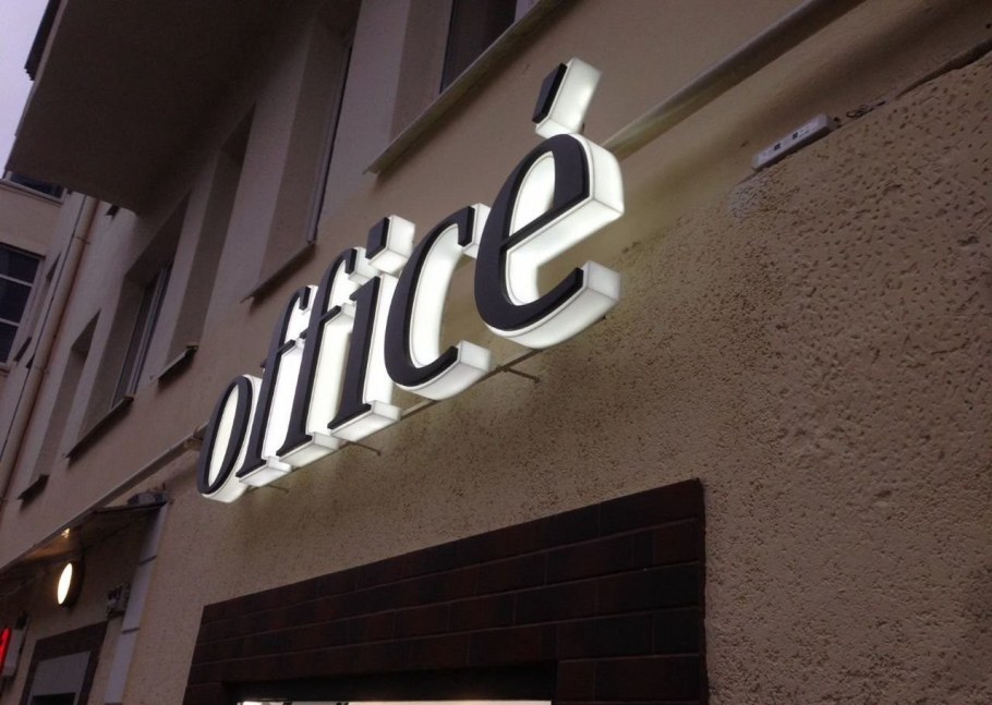 Вывеска черные буквы