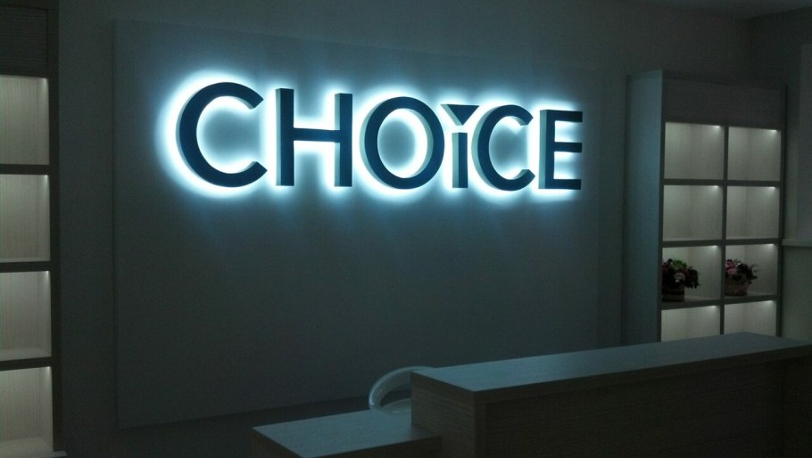 Световые буквы в помещении