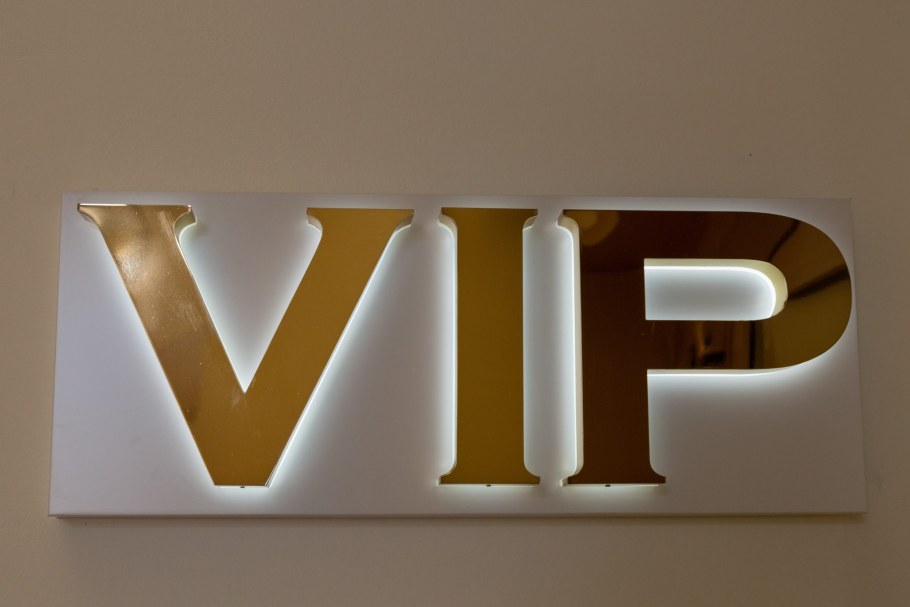 Вывеска с контражурной подсветкой