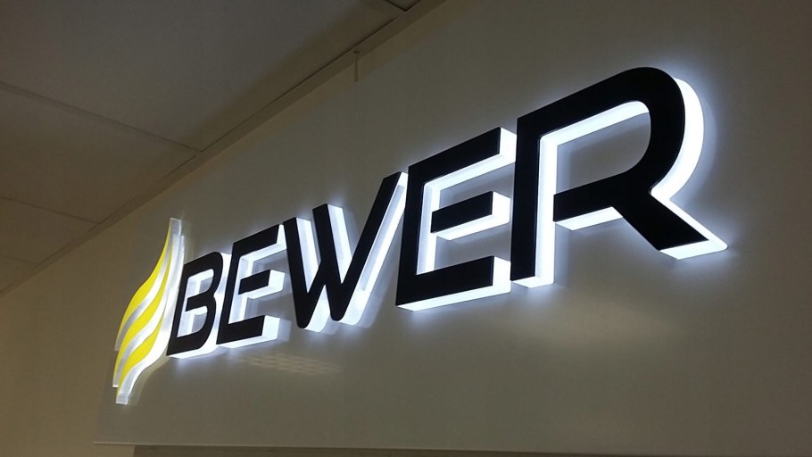 Контражурная подсветка вывески сбоку