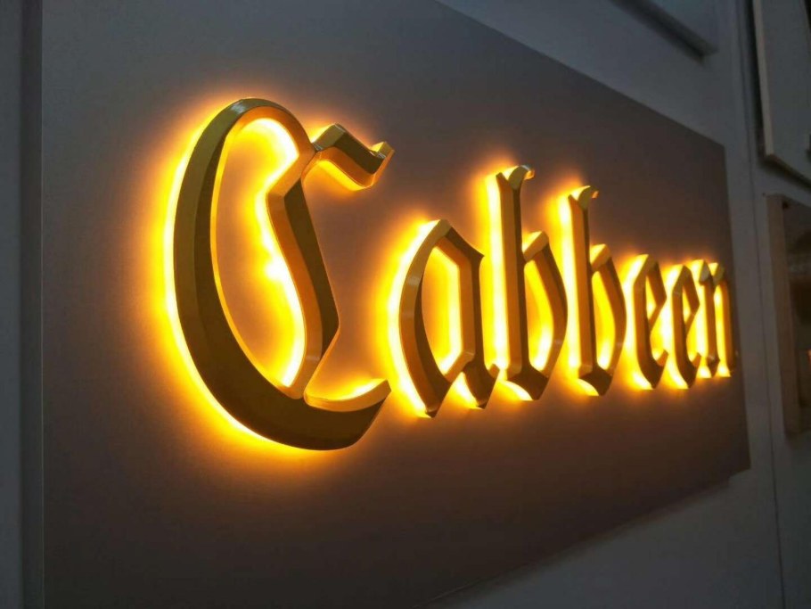 Золотые буквы с контражурной подсветкой