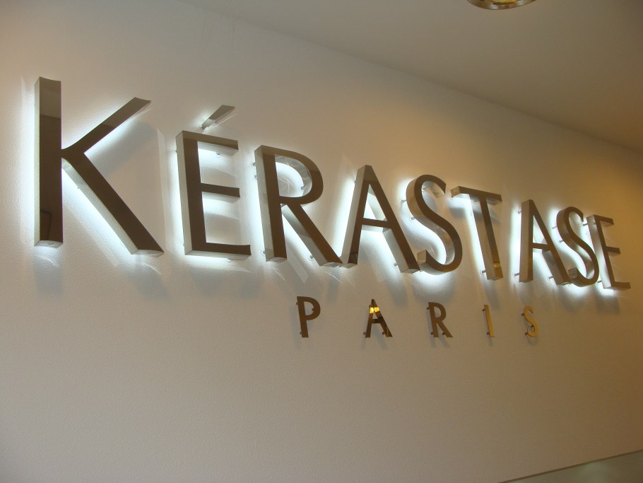 Металлическая вывеска с контражурной подсветкой