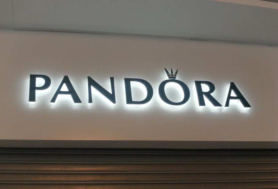 Псевдообъемные буквы с контражурной подсветкой