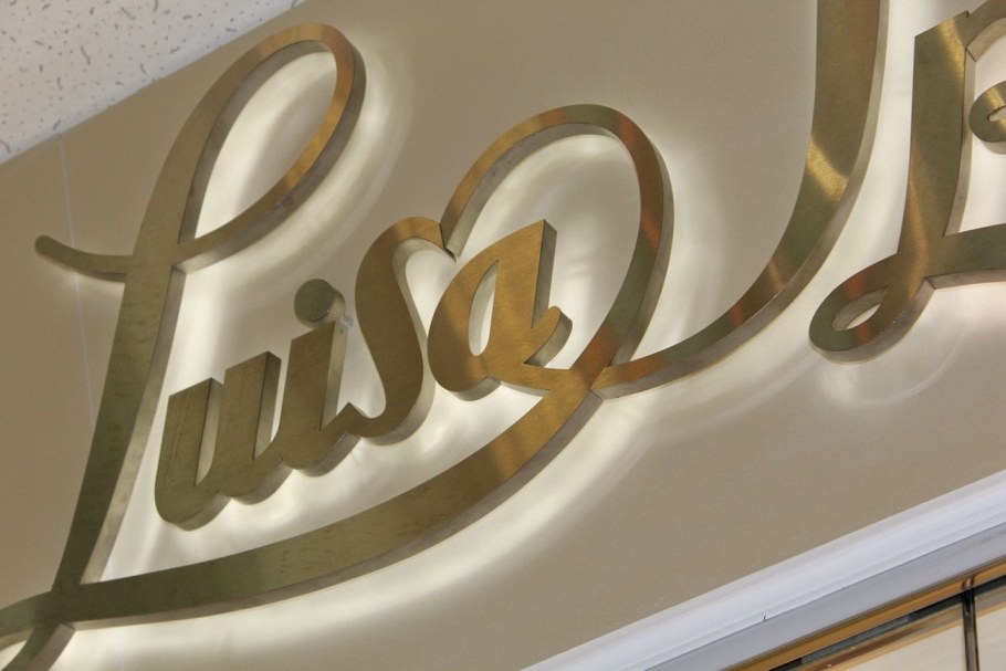 Вывеска с золотыми буквами