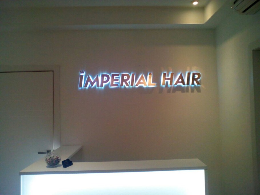 Логотип на стене в офисе с подсветкой