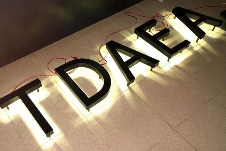 Псевдообъемные буквы с контражурной подсветкой