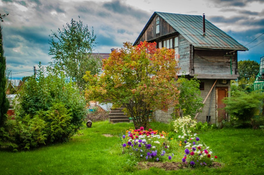 Деревенский дом с садом