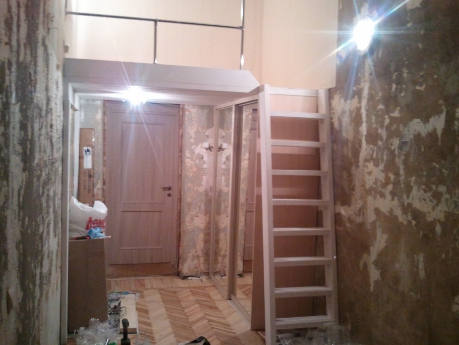 Двухъярусные комнаты с высокими потолками