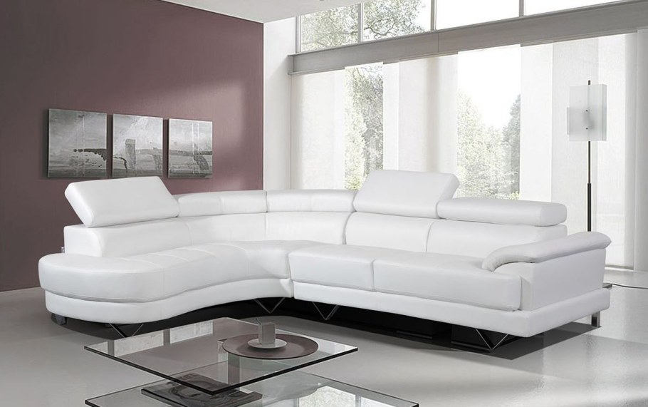 Красивый белый диван