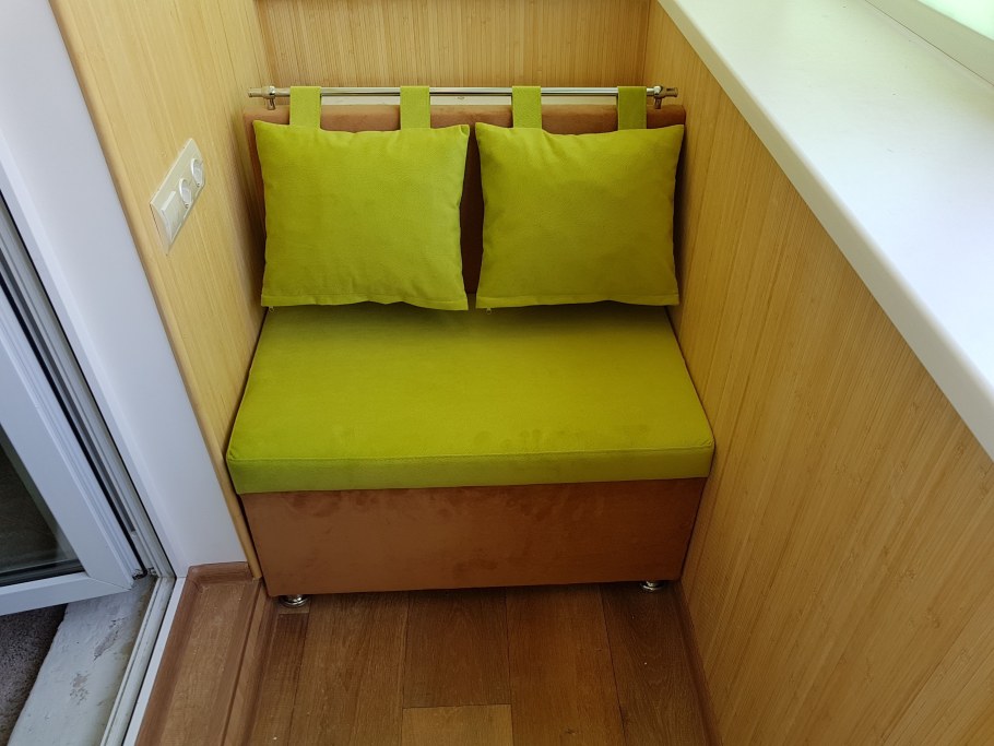 Широкий подоконник с подушками