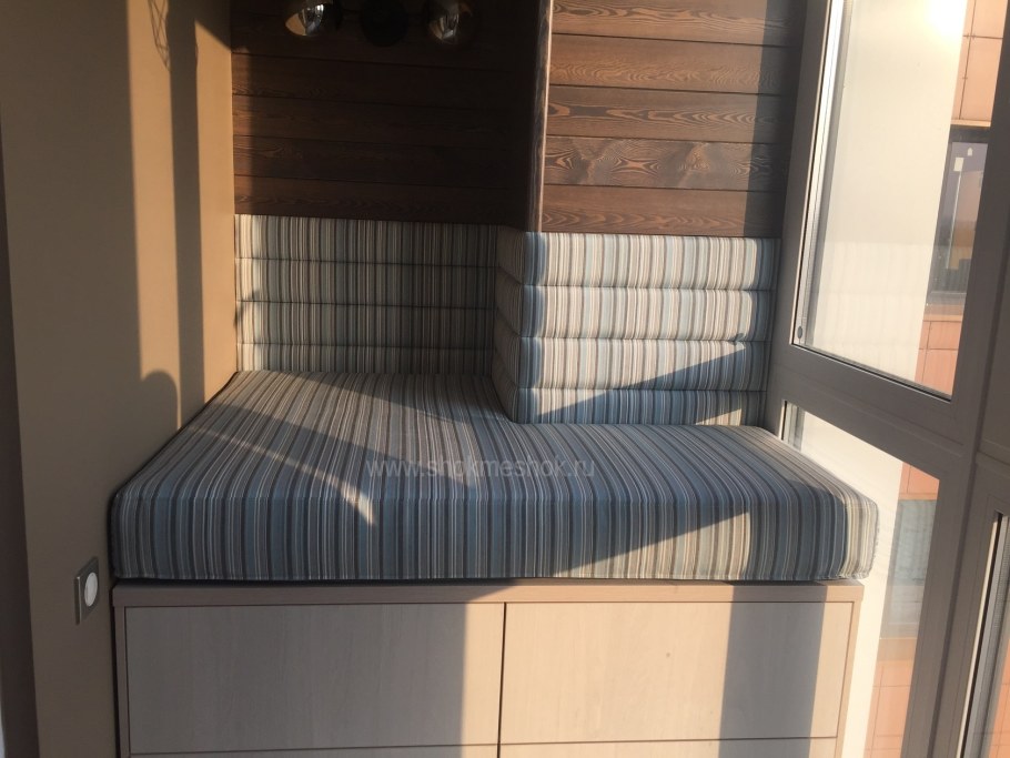 Скамья с выдвижным ящиком