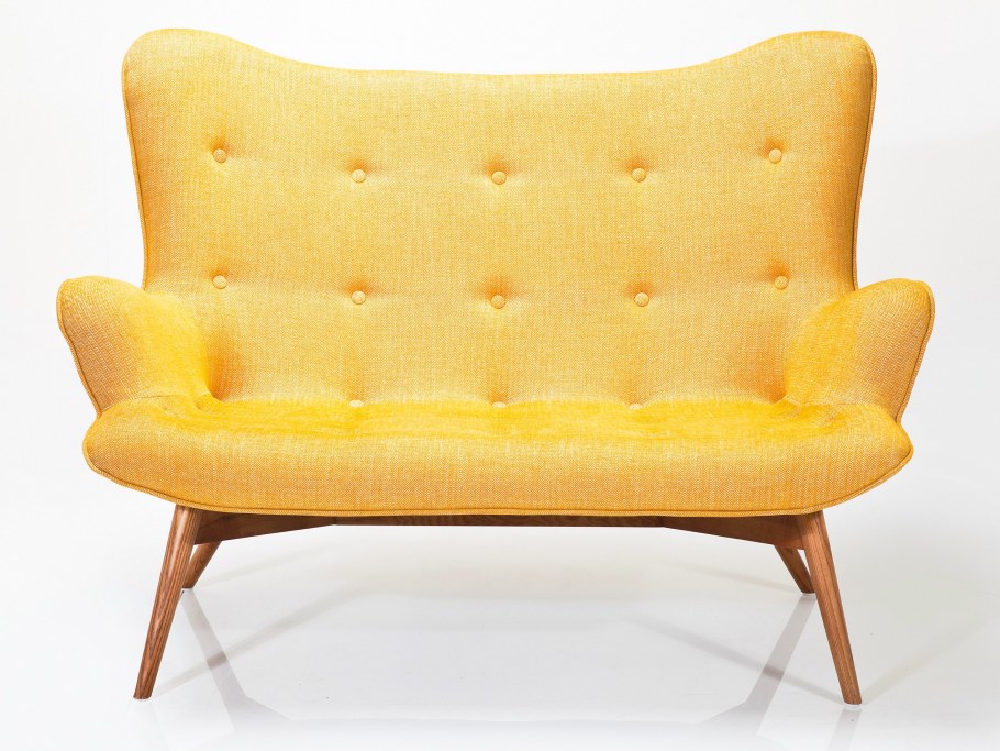 Горчичный диван на деревянных ножках