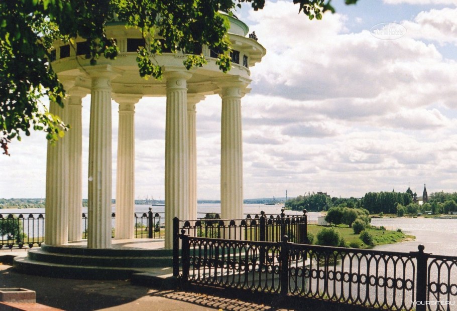 Ярославль беседка на Волжской набережной