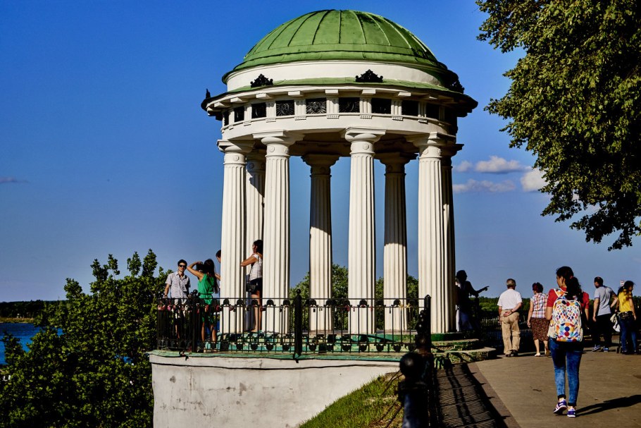 Памятники в Ярославле осень
