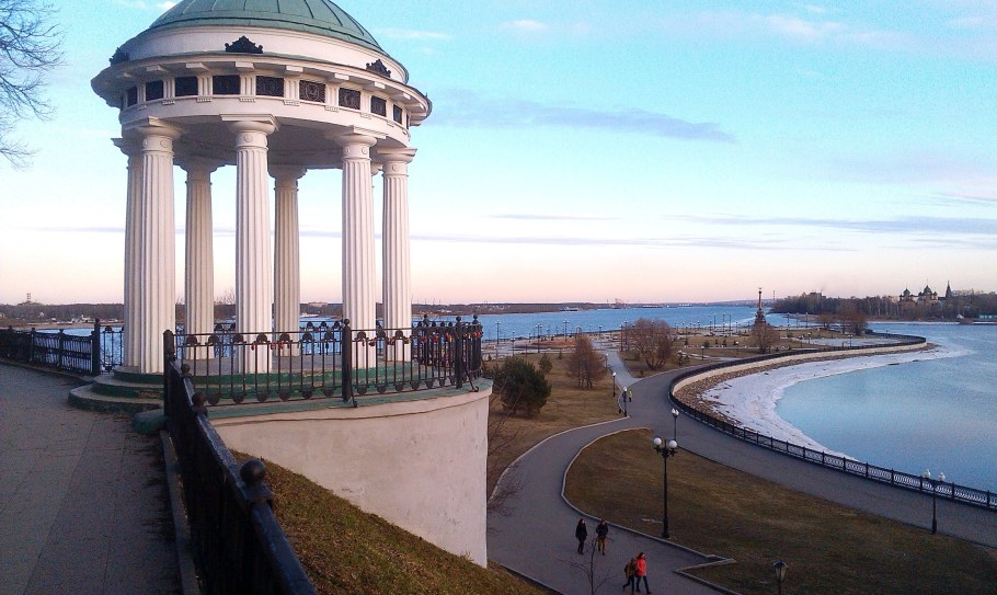 Ярославль беседка на Волжской набережной