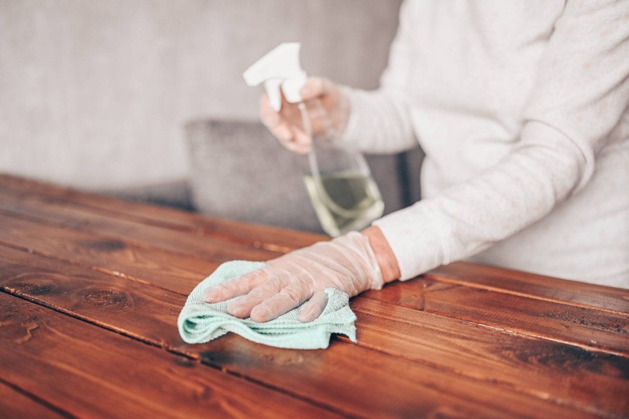 Вытирание поверхности мебели