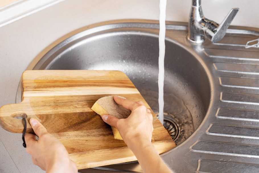 Отмываем деревянную кухню от жира