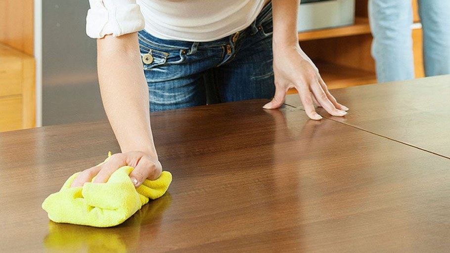 Вытирать пыль с мебели